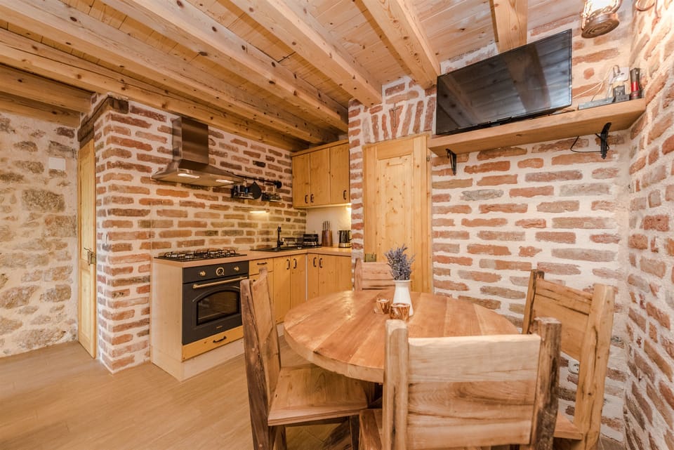 Private kitchen | Fridge, oven, stovetop, espresso maker