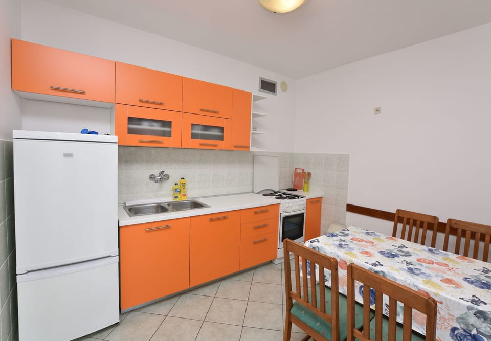 Apartment (A1) | Private kitchen | Fridge, oven, stovetop, electric kettle