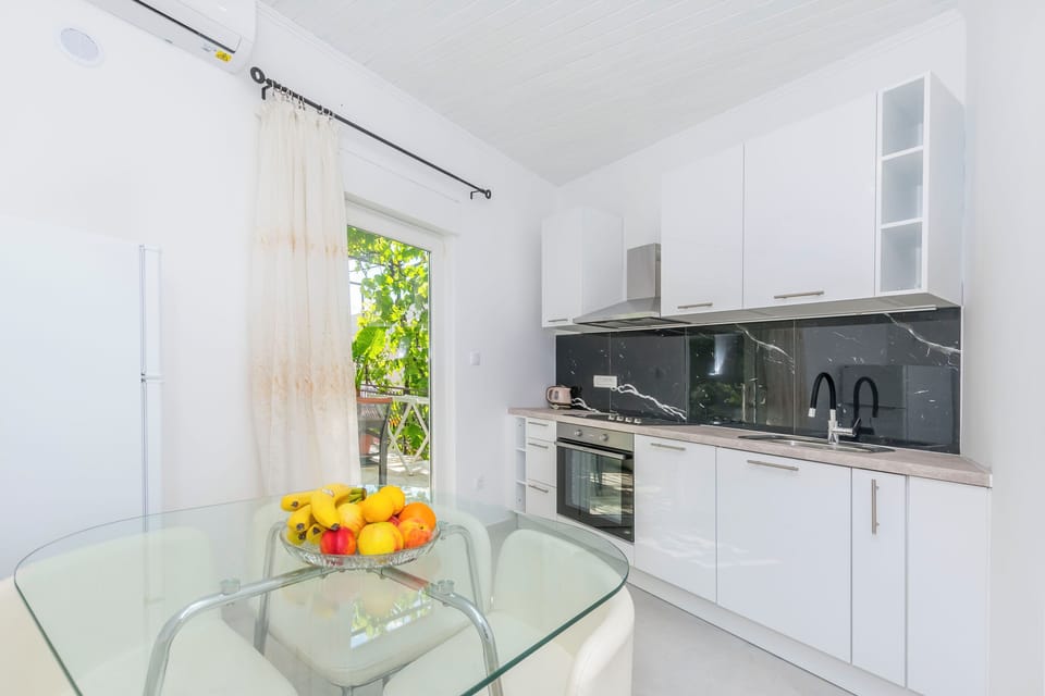 Apartment (A3) | Private kitchen | Fridge, stovetop, electric kettle, cookware/dishes/utensils