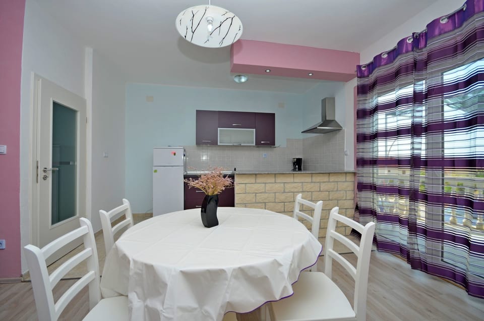 Private kitchen | Fridge, oven, stovetop, dishwasher