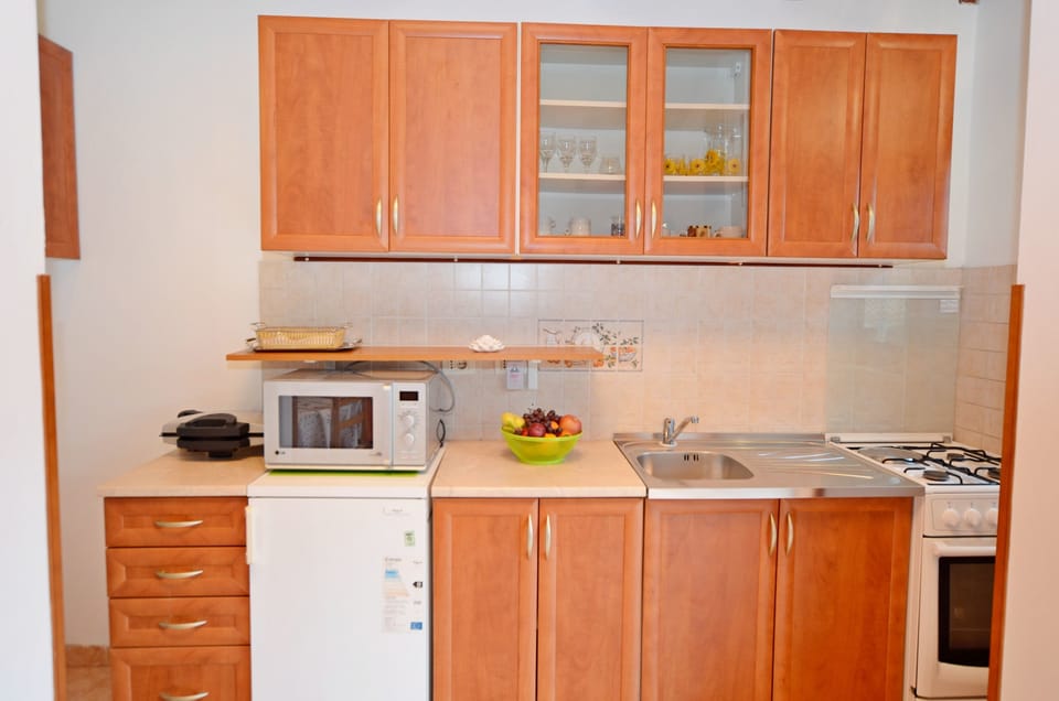 Private kitchen | Fridge, microwave, oven, stovetop
