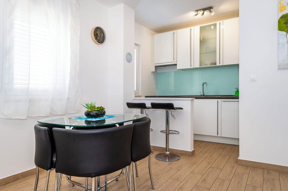 House | Private kitchen | Fridge, microwave, oven, stovetop