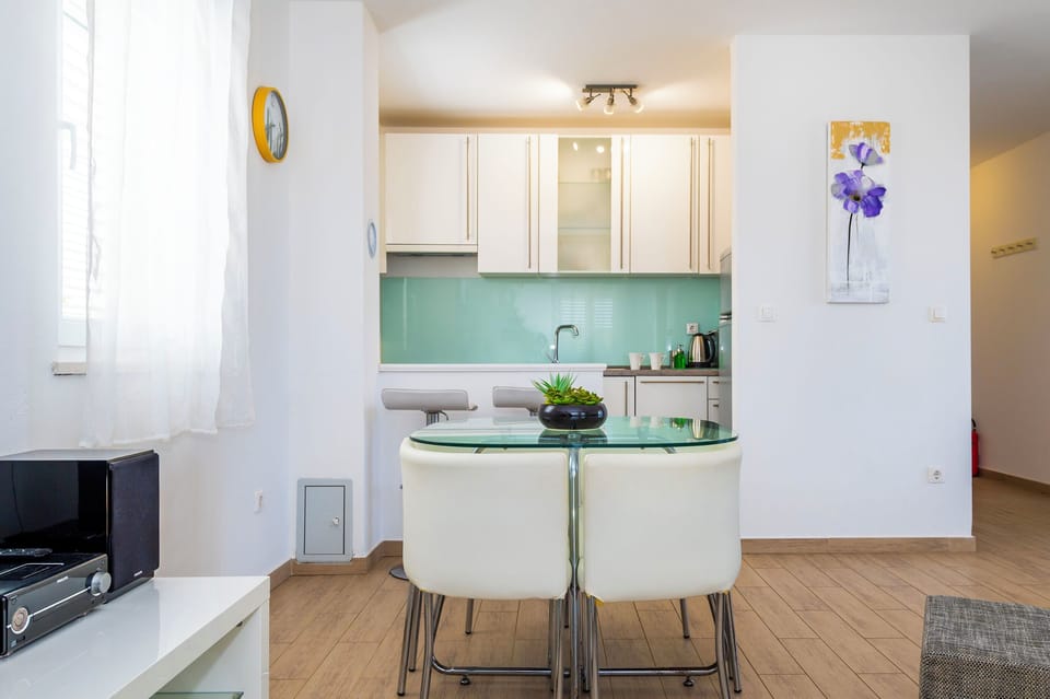 House | Private kitchen | Fridge, microwave, oven, stovetop