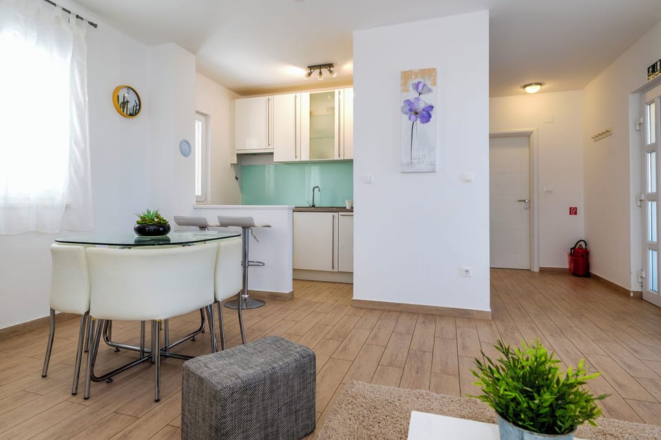 House | Private kitchen | Fridge, microwave, oven, stovetop