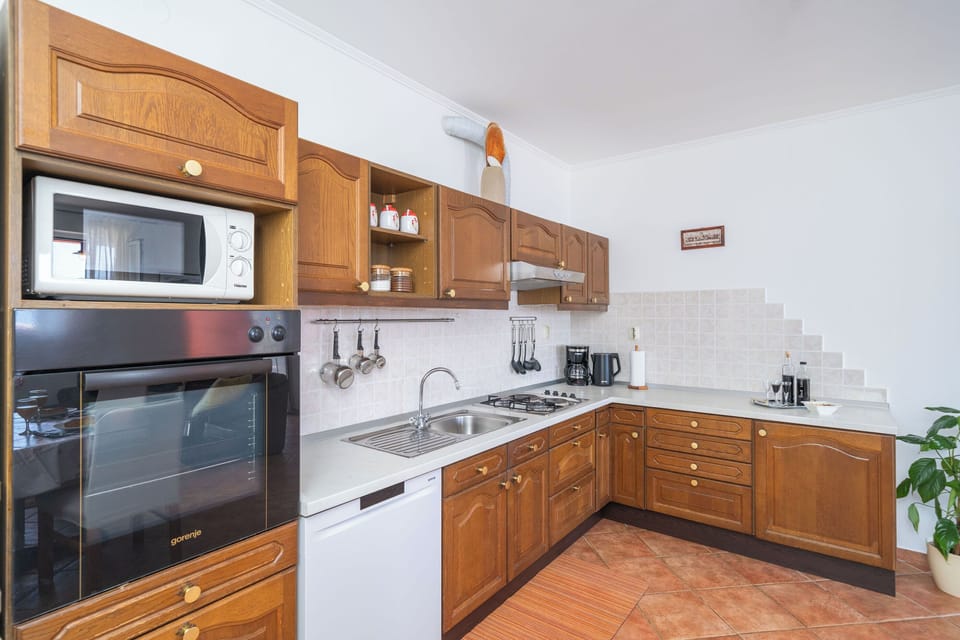 House | Private kitchen | Fridge, microwave, oven, stovetop