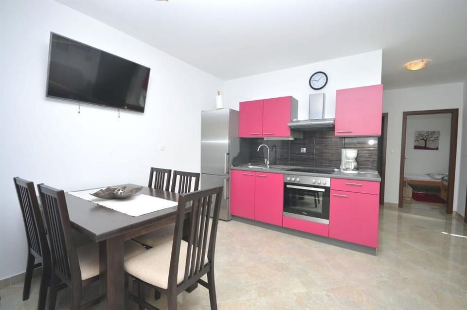 Apartment (A1) | Private kitchen | Fridge, microwave, oven, stovetop
