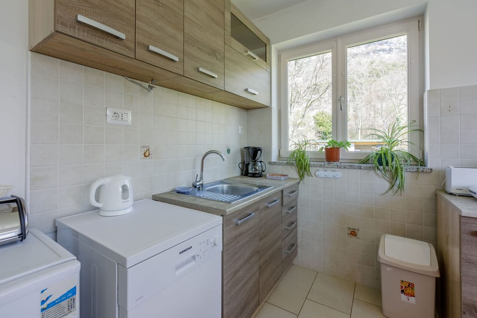 Private kitchen | Fridge, microwave, oven, stovetop