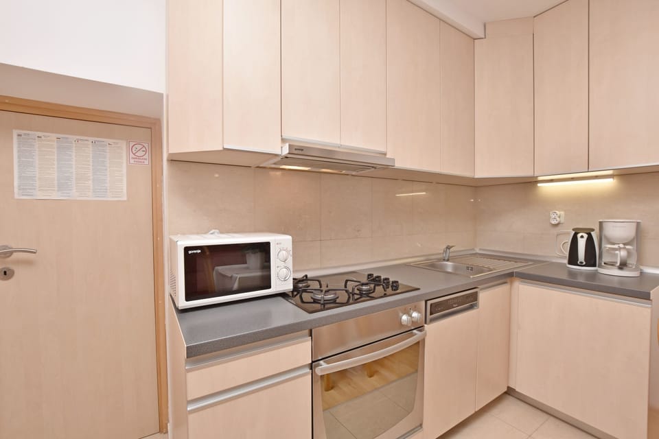 Private kitchen | Fridge, microwave, oven, stovetop