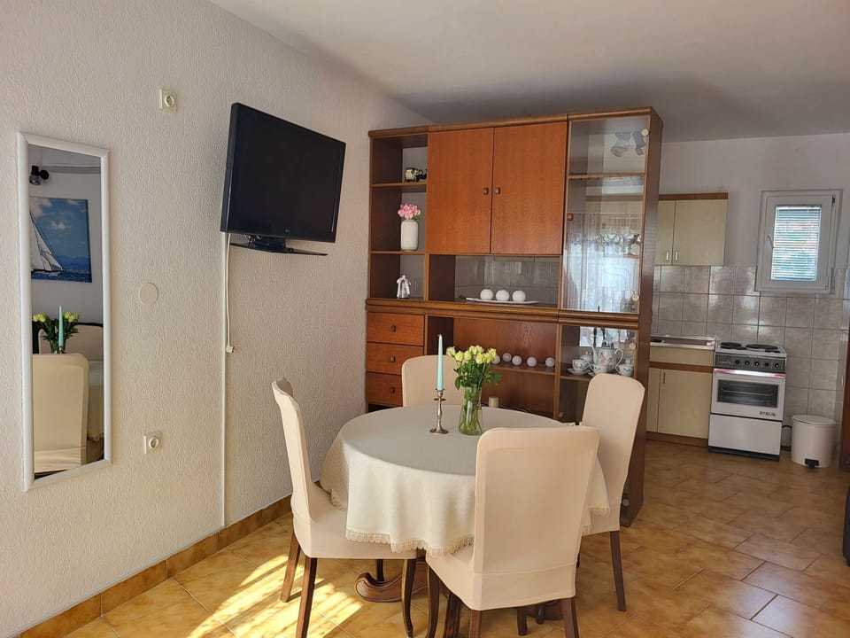 Studio (A1) | Private kitchen | Fridge, microwave, oven, stovetop