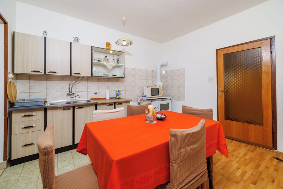 Apartment (A1) | Private kitchen | Fridge, oven, stovetop, espresso maker