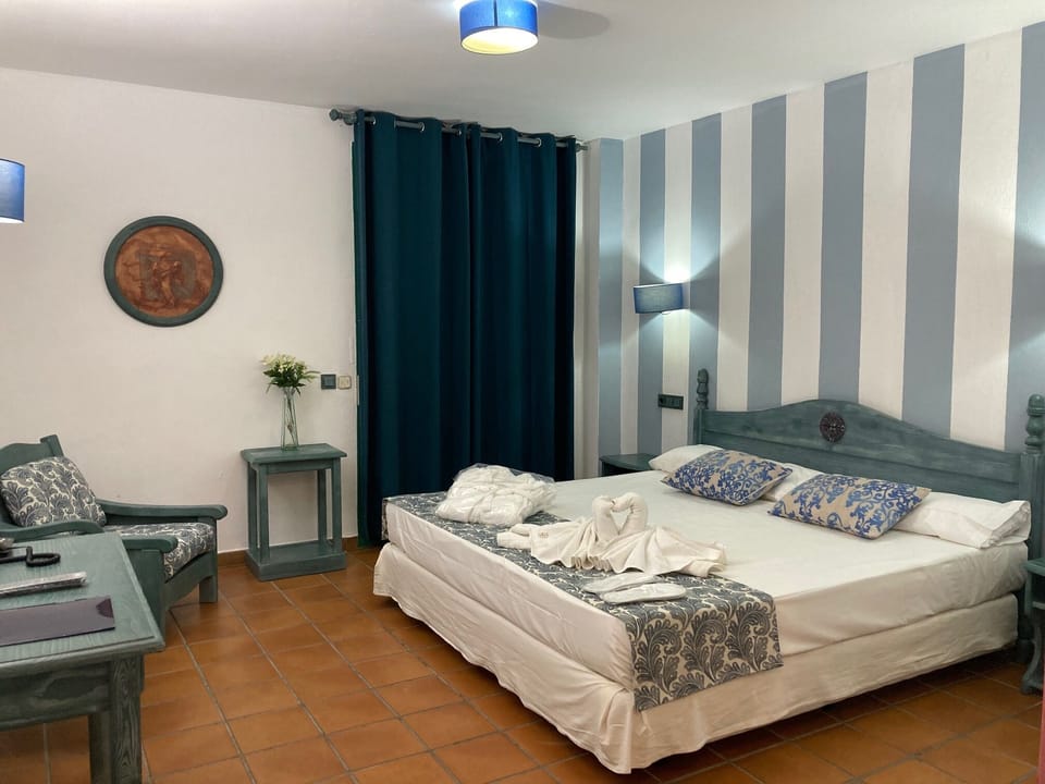 Suite, Bathtub | In-room safe, individually decorated, individually furnished, desk
