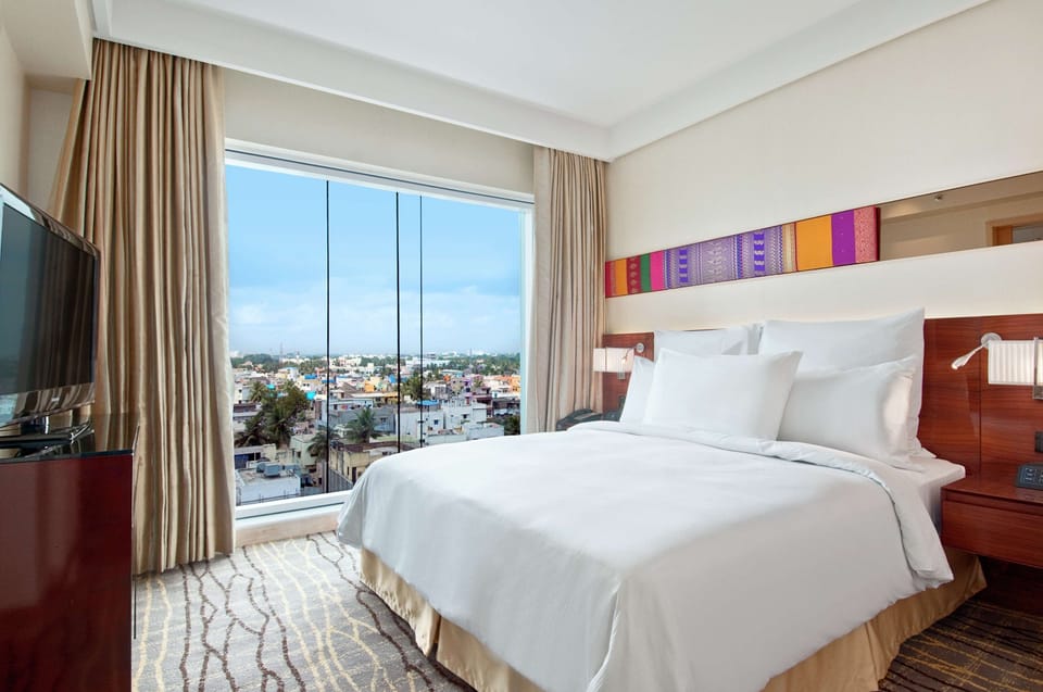 Junior Suite, 1 King Bed | Premium bedding, minibar, in-room safe, desk