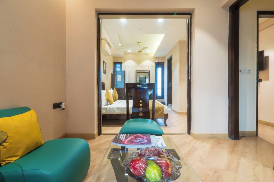 Suite room with kitchenette | Premium bedding, pillowtop beds, in-room safe, desk