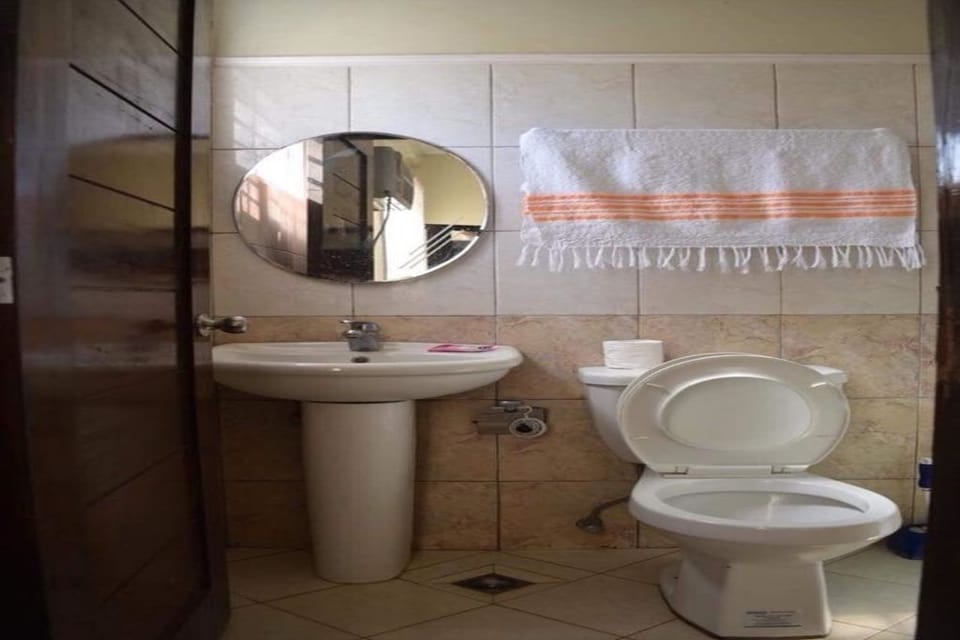 Standard Bungalow | Bathroom | Shower, rainfall showerhead, towels