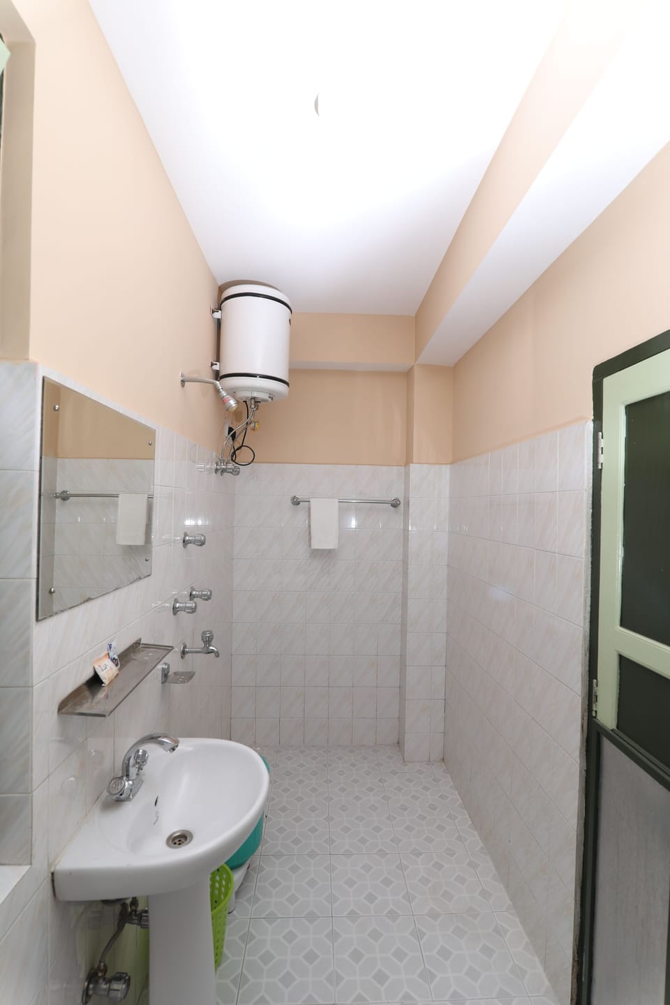 Deluxe Room | Bathroom | Free toiletries, bathrobes, towels