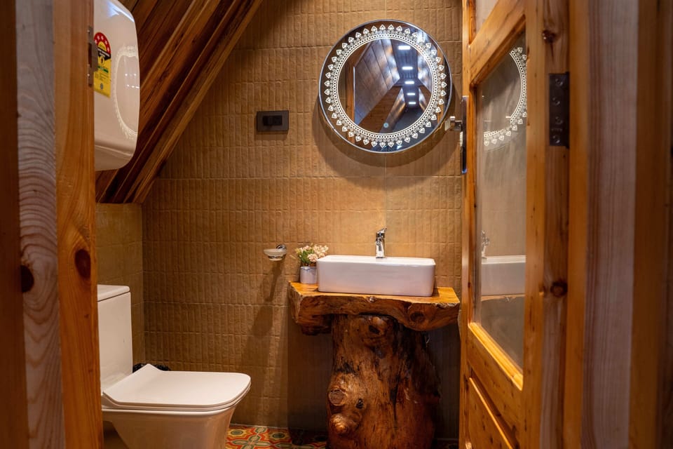Exclusive Cottage | Bathroom | Shower, slippers, towels