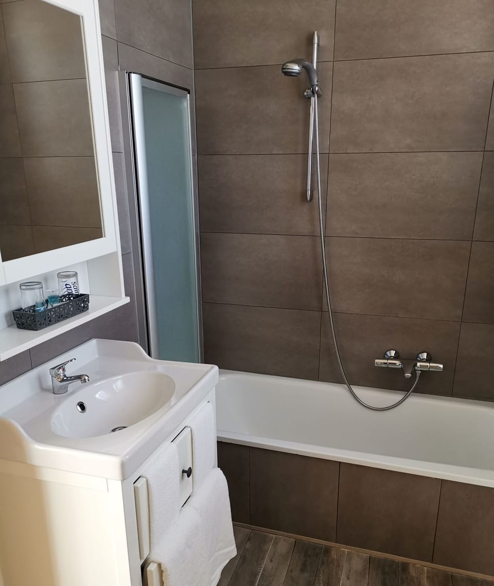 Basic Twin Room | Bathroom | Free toiletries, hair dryer, towels, soap