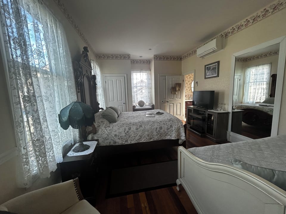 Suite with Spa Bath | Individually decorated, individually furnished, blackout drapes