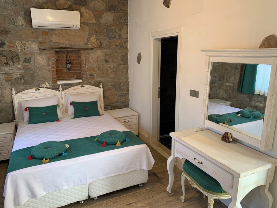 Standard Room (Zeytin) | Desk, blackout drapes, iron/ironing board, rollaway beds