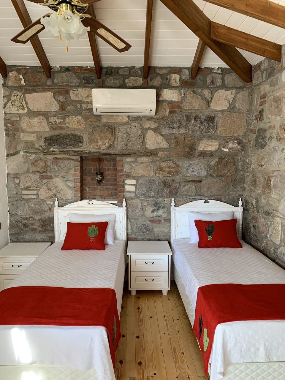 Standard Room (Kaktus) | Desk, blackout drapes, iron/ironing board, rollaway beds