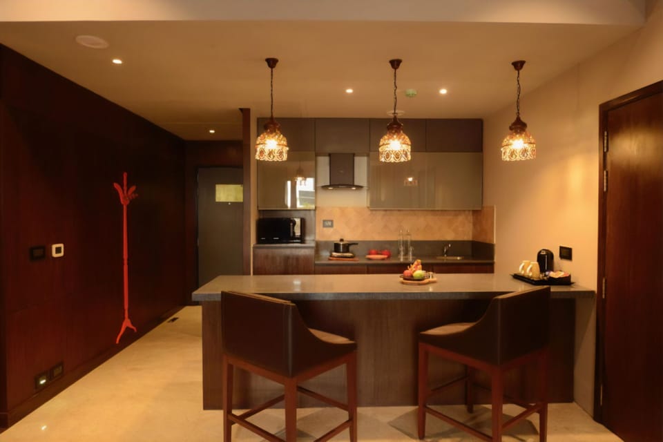 Executive Suite - 1 king Bedroom - Kitchenette - Private Terrace (300 Sqft) | Premium bedding, pillowtop beds, minibar, in-room safe