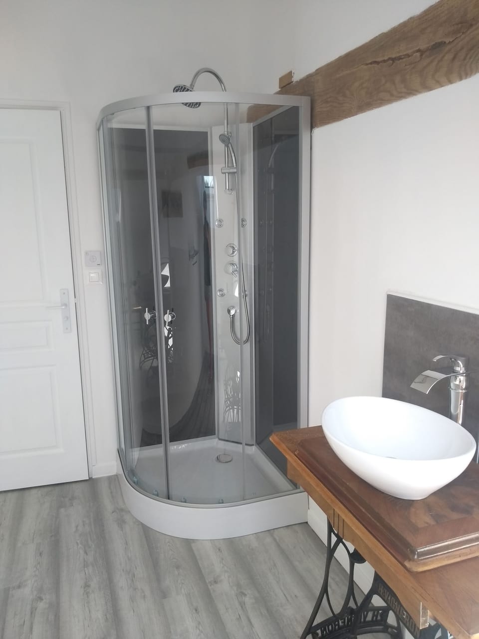 Family Suite, 2 Bedrooms | Bathroom | Shower, towels, soap, shampoo