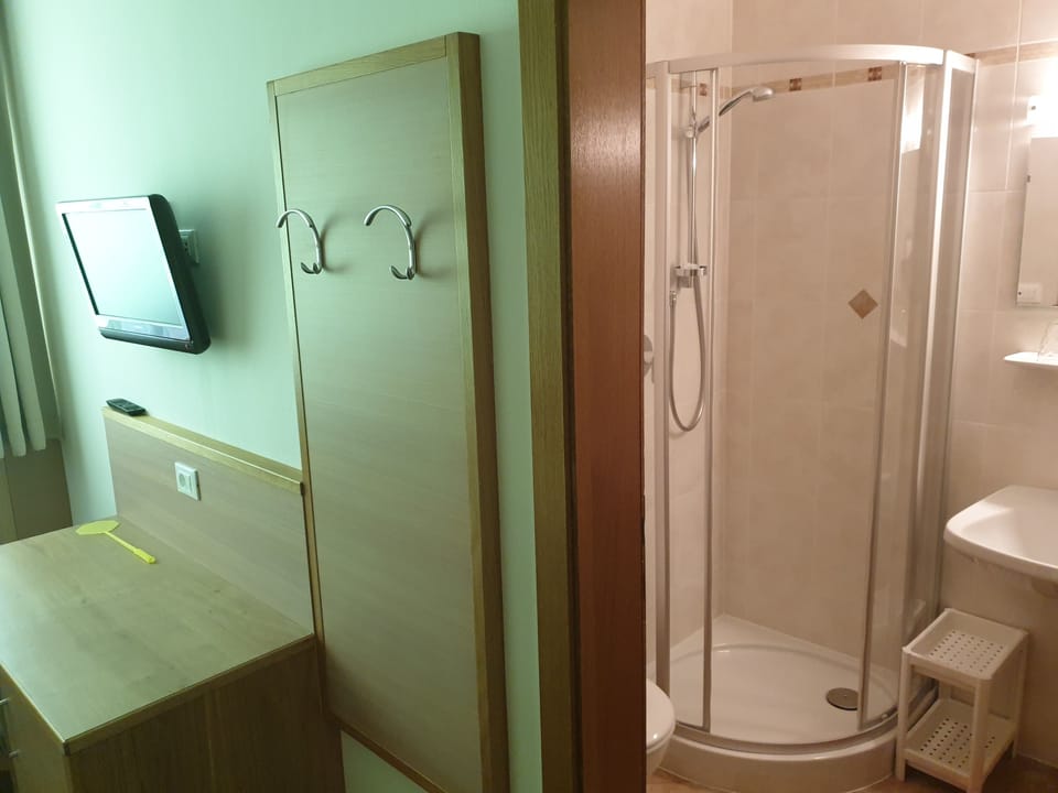 Shower, towels