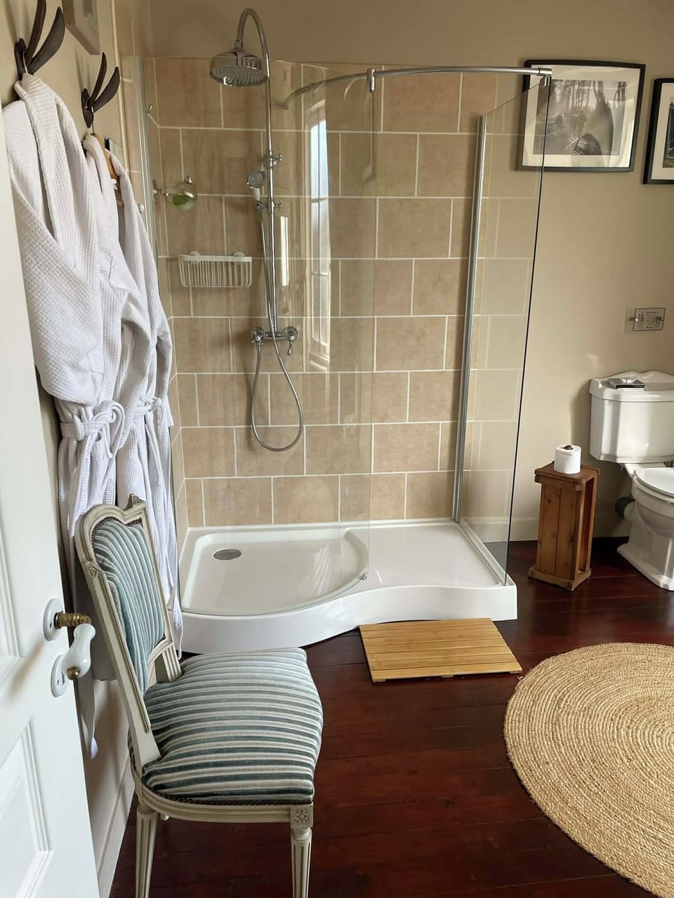 Deluxe Twin Room (Blue Toile) | Bathroom | Hair dryer, bathrobes, towels, soap