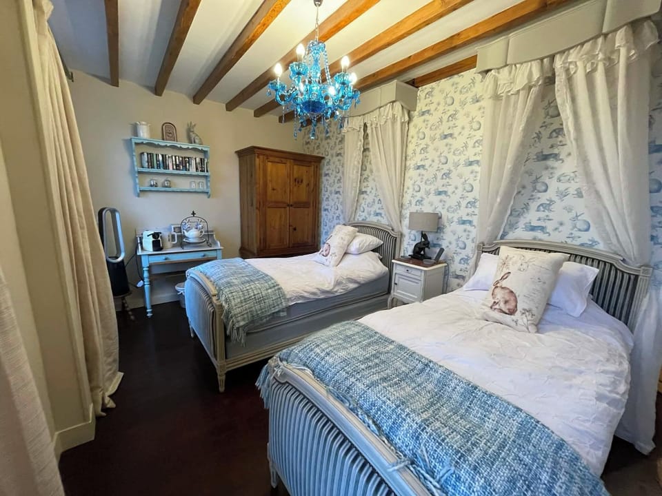 Deluxe Twin Room (Blue Toile) | 1 bedroom, Egyptian cotton sheets, premium bedding, down comforters