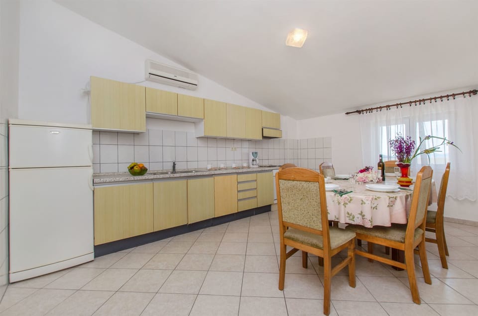 Private kitchen | Fridge, oven, stovetop, espresso maker
