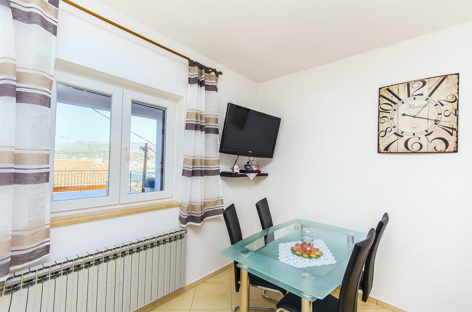 Private kitchen | Fridge, microwave, oven, stovetop