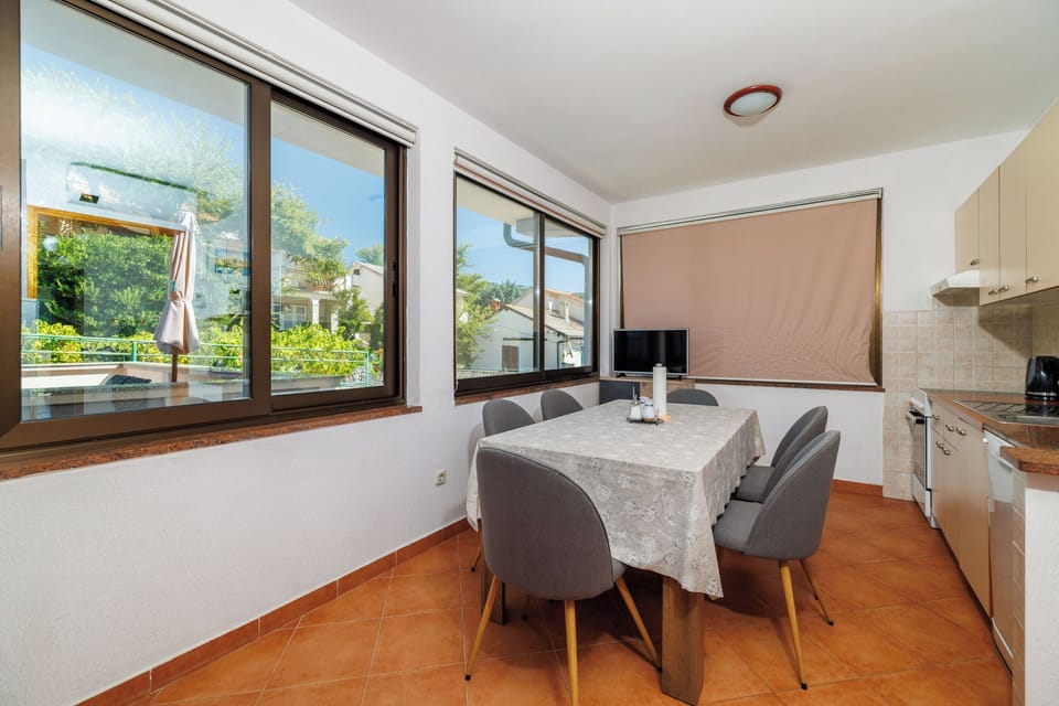 Apartment (A1) | Private kitchen | Fridge, microwave, oven, stovetop