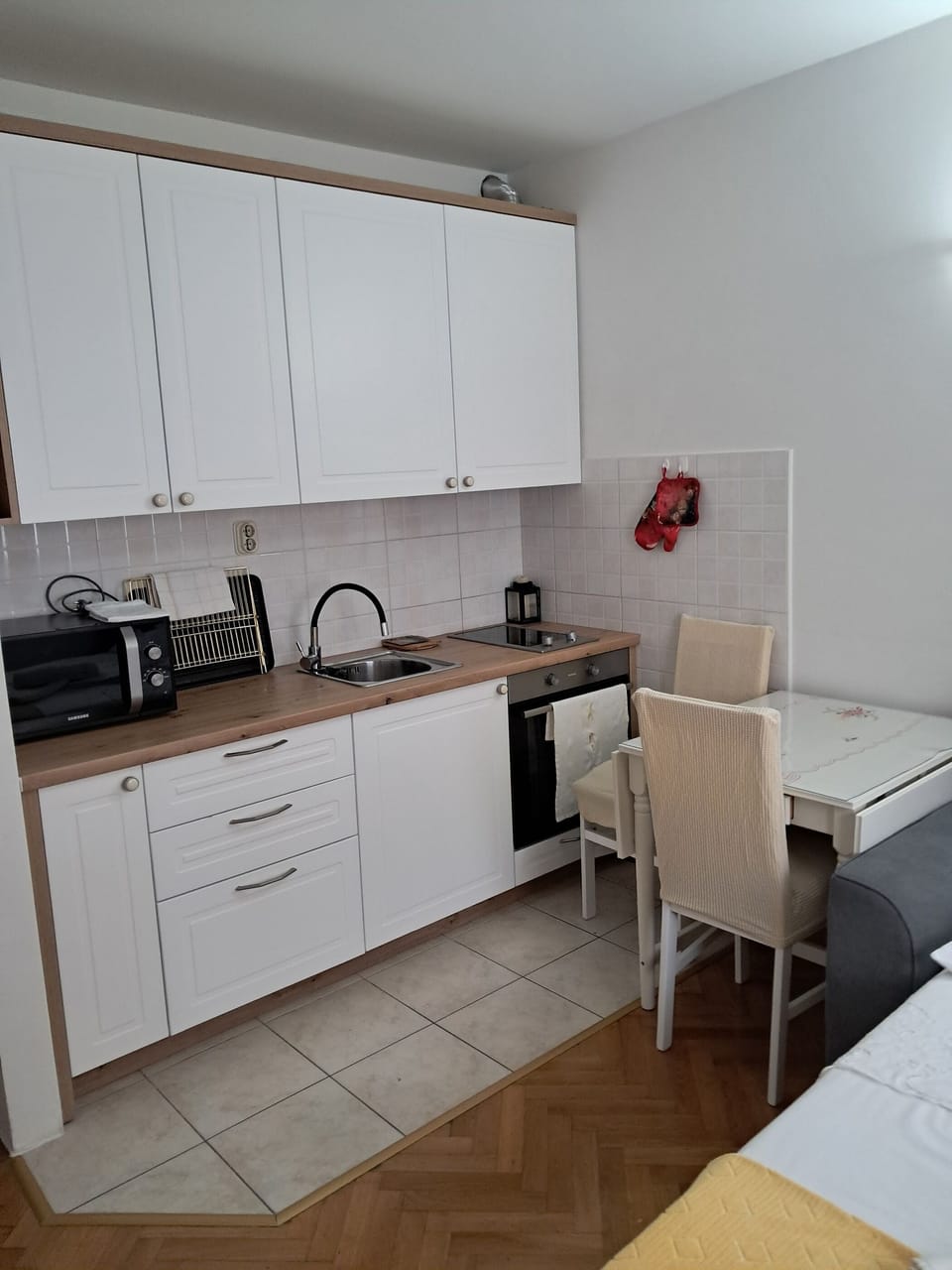 Apartment (A1) | Private kitchen | Fridge, oven, stovetop, cookware/dishes/utensils