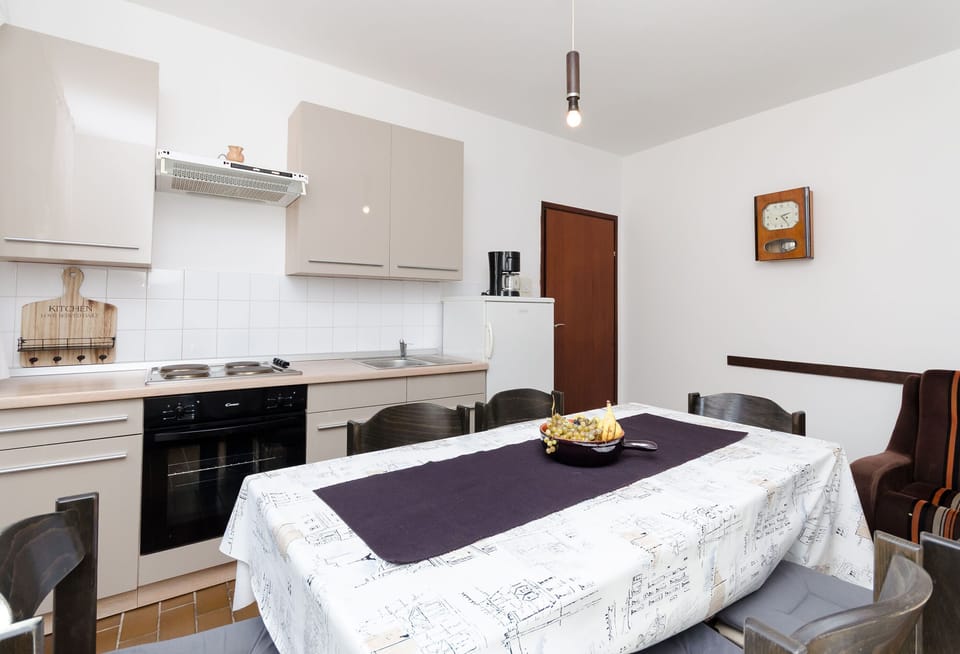 Private kitchen | Fridge, oven, stovetop, cookware/dishes/utensils