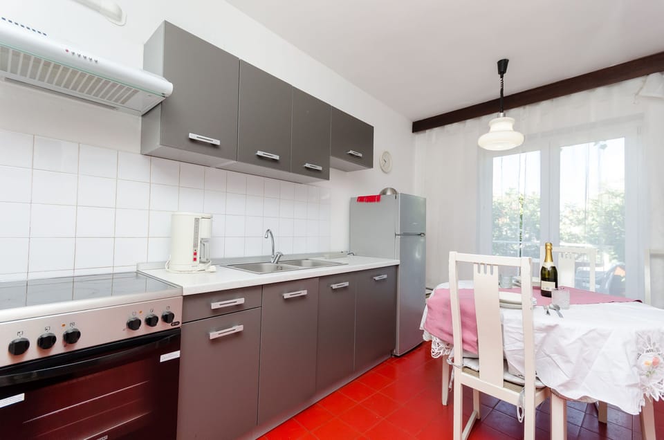 Private kitchen | Fridge, oven, stovetop, cookware/dishes/utensils