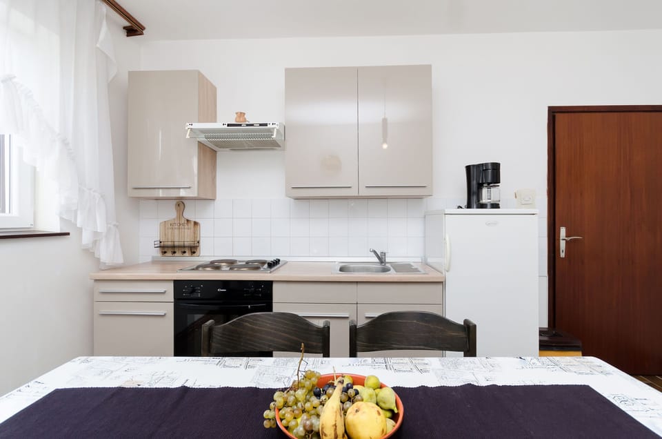 Private kitchen | Fridge, oven, stovetop, cookware/dishes/utensils