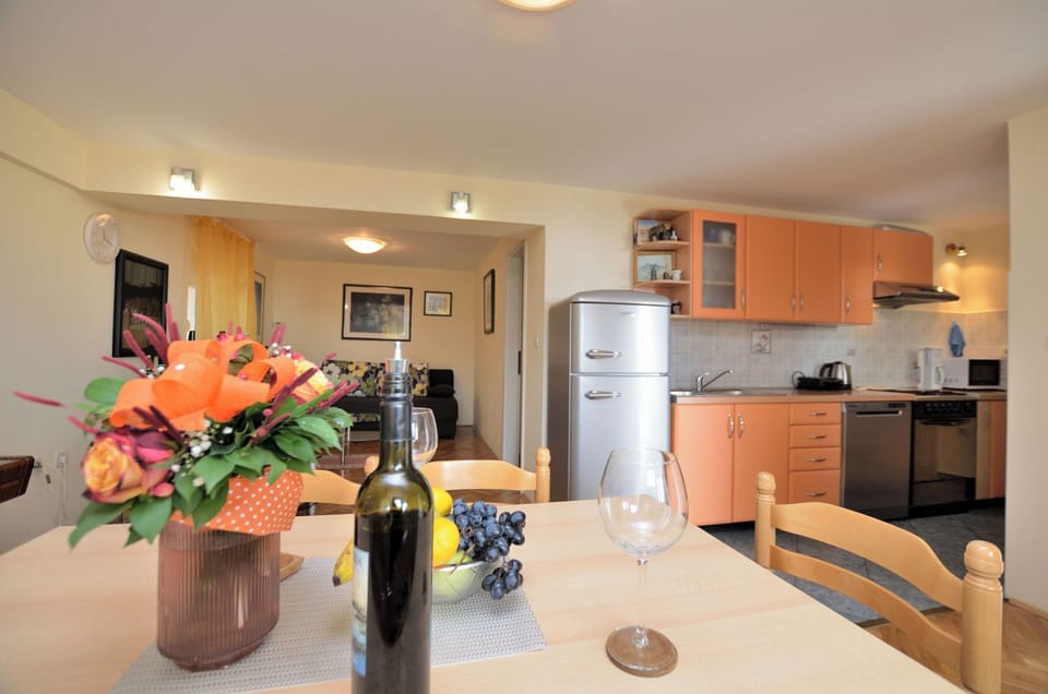 Apartment (A1) | Private kitchen | Fridge, microwave, oven, stovetop