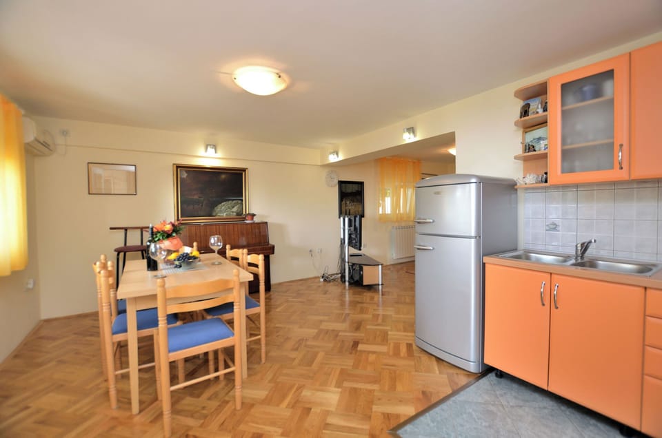 Apartment (A1) | Private kitchen | Fridge, microwave, oven, stovetop