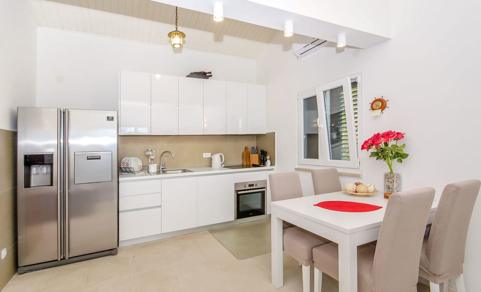 Private kitchen | Fridge, oven, stovetop, dishwasher