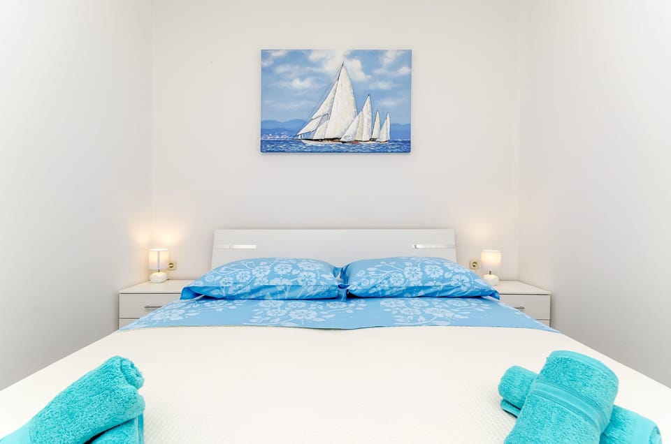 Iron/ironing board, free WiFi, bed sheets