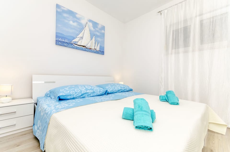 Iron/ironing board, free WiFi, bed sheets