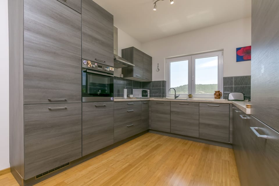 Private kitchen | Fridge, microwave, oven, stovetop