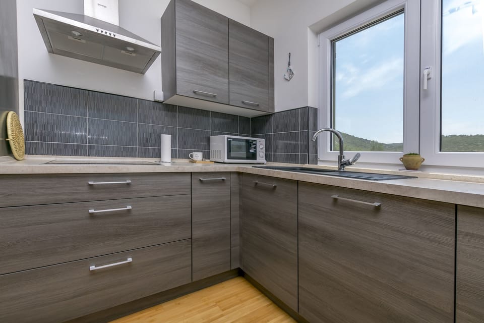 Private kitchen | Fridge, microwave, oven, stovetop