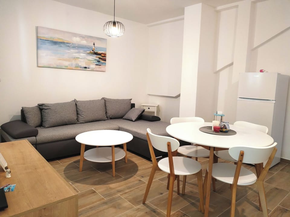 Apartment (A4) | Dining
