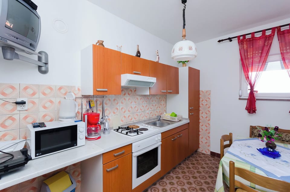 Apartment (A1) | Private kitchen | Fridge, microwave, stovetop, coffee/tea maker