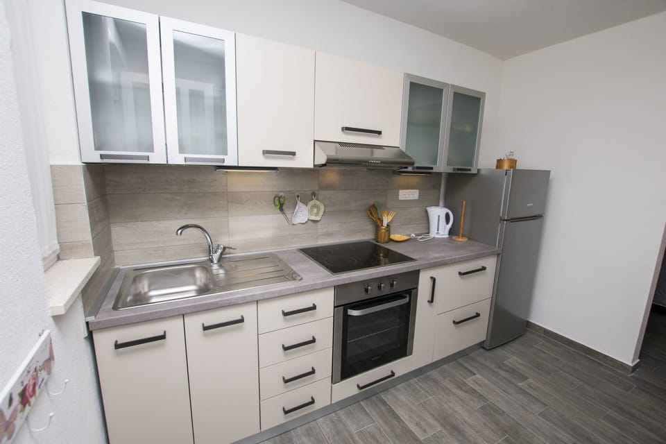 Studio (A1) | Private kitchen | Fridge, oven, stovetop, electric kettle