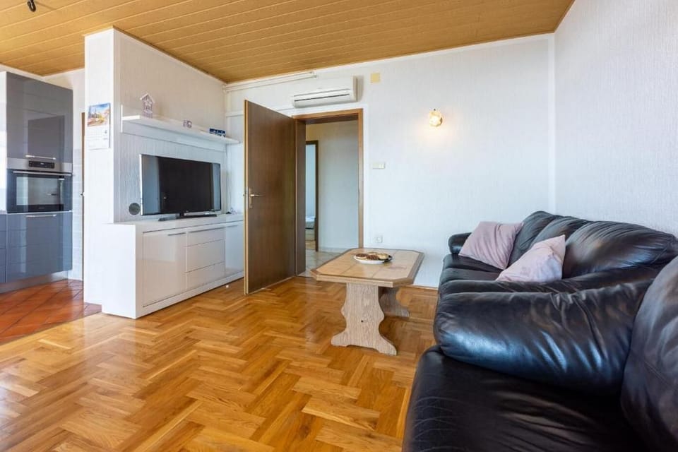 Apartment (A1) | Living room | Smart TV