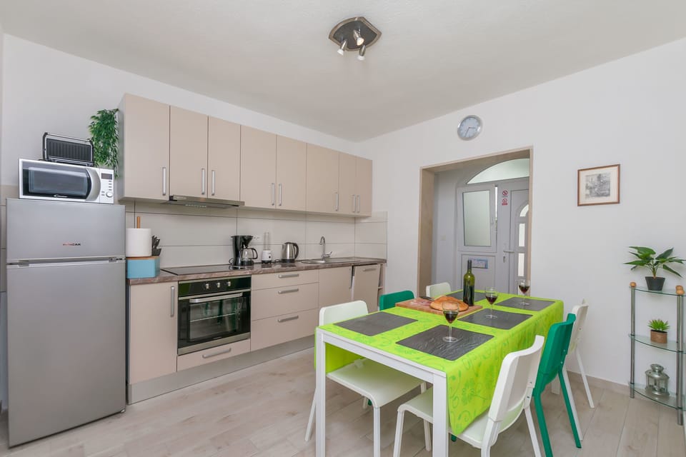 Apartment (A1) | Private kitchen | Fridge, microwave, oven, stovetop