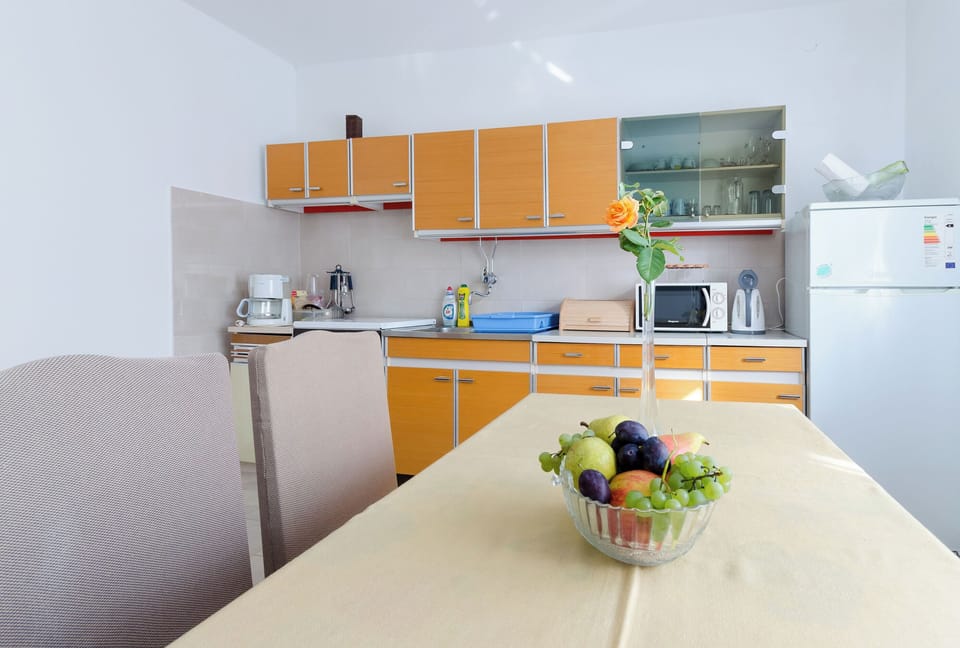Apartment (A1) | Private kitchen | Fridge, microwave, oven, stovetop