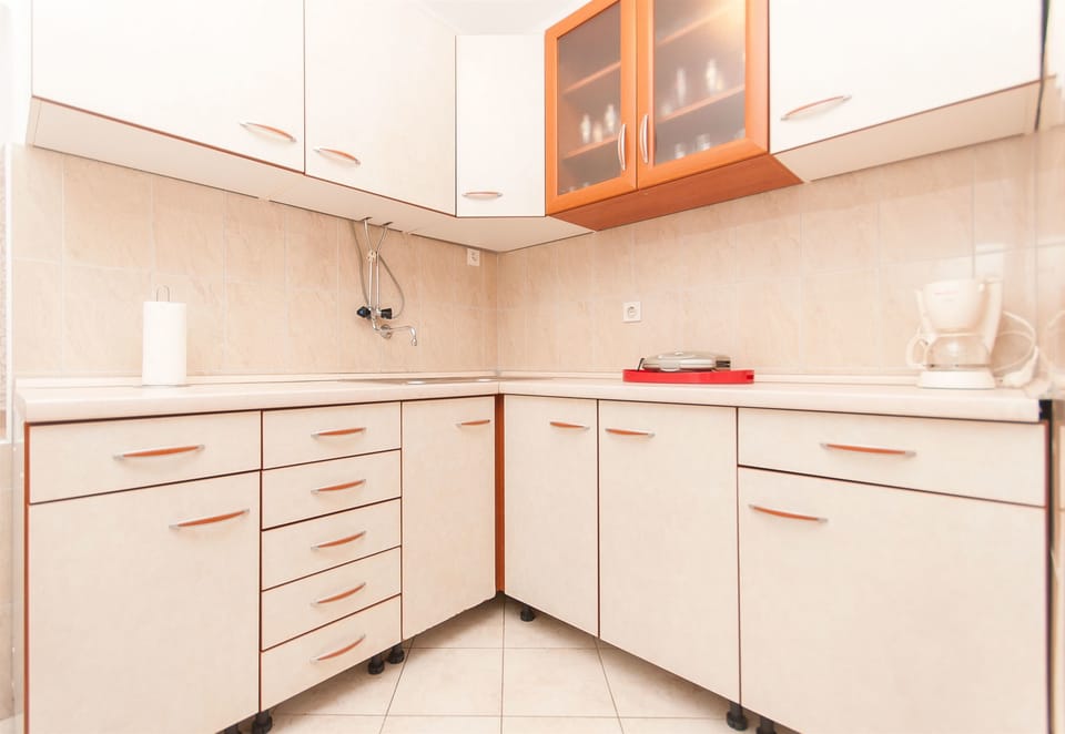 Private kitchen | Fridge, oven, stovetop, espresso maker